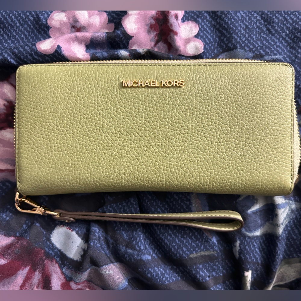 Michael Kors wristlet/wallet